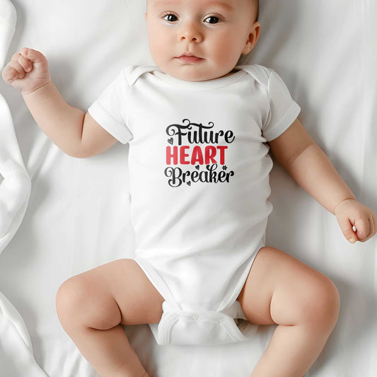 Baby ligt op bed en draagt een wit rompertje met zwarte en rode opdruk ‘Future Heart Breaker’.