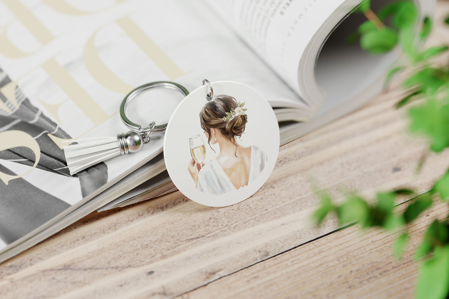 Sleutelhanger met illustratie van bruid met champagne en wit kwastje – romantisch accessoire
