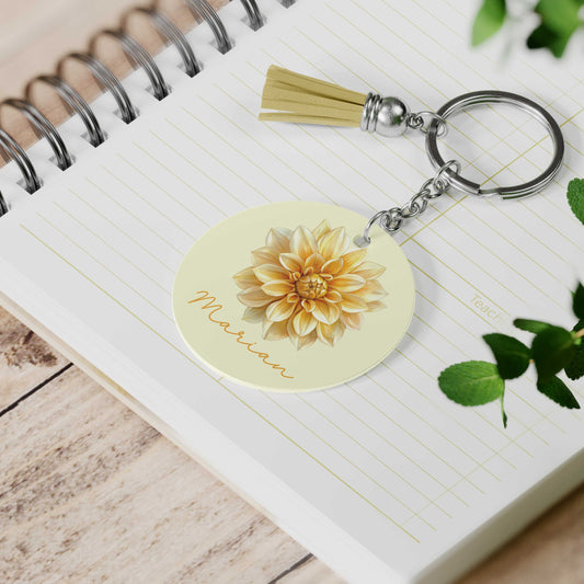Gepersonaliseerde sleutelhanger met gele dahlia en naam Marian – met kwastje
