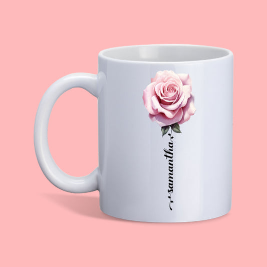 gepersonaliseerde witte mok met roze roos en naam in sierlijke letters