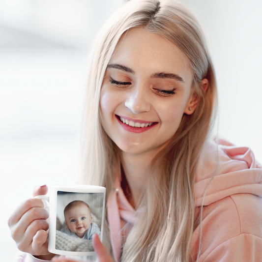 vrouw met foto mok , met foto van baby 