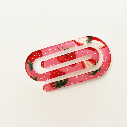 Plastic jumbo paperclip van 5x10 cm met vrolijk aardbeienpatroon, ideaal voor grote papierstapels en planners.