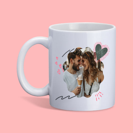 mok met gepersonaliseerde foto en illustraties met hartjes/liefde