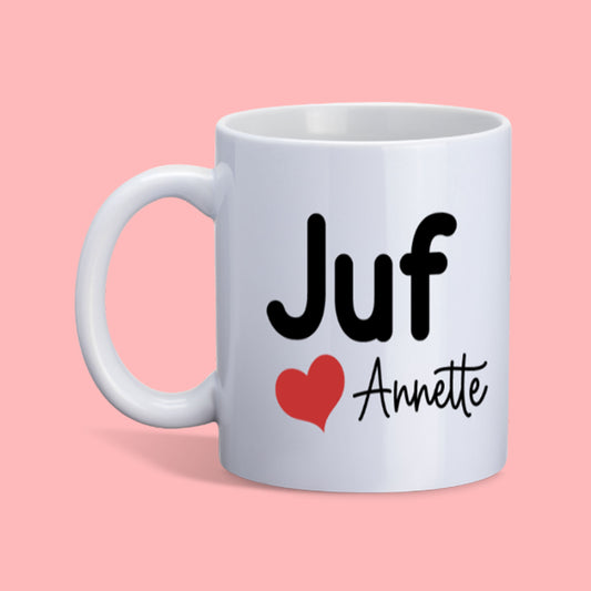 wite keramische mok voor juf met tekst Juf en naam in zwart en een rood hartje