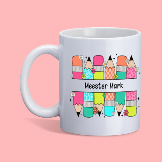 personaliseerde mok voor meester met naam en illustratie van potloden