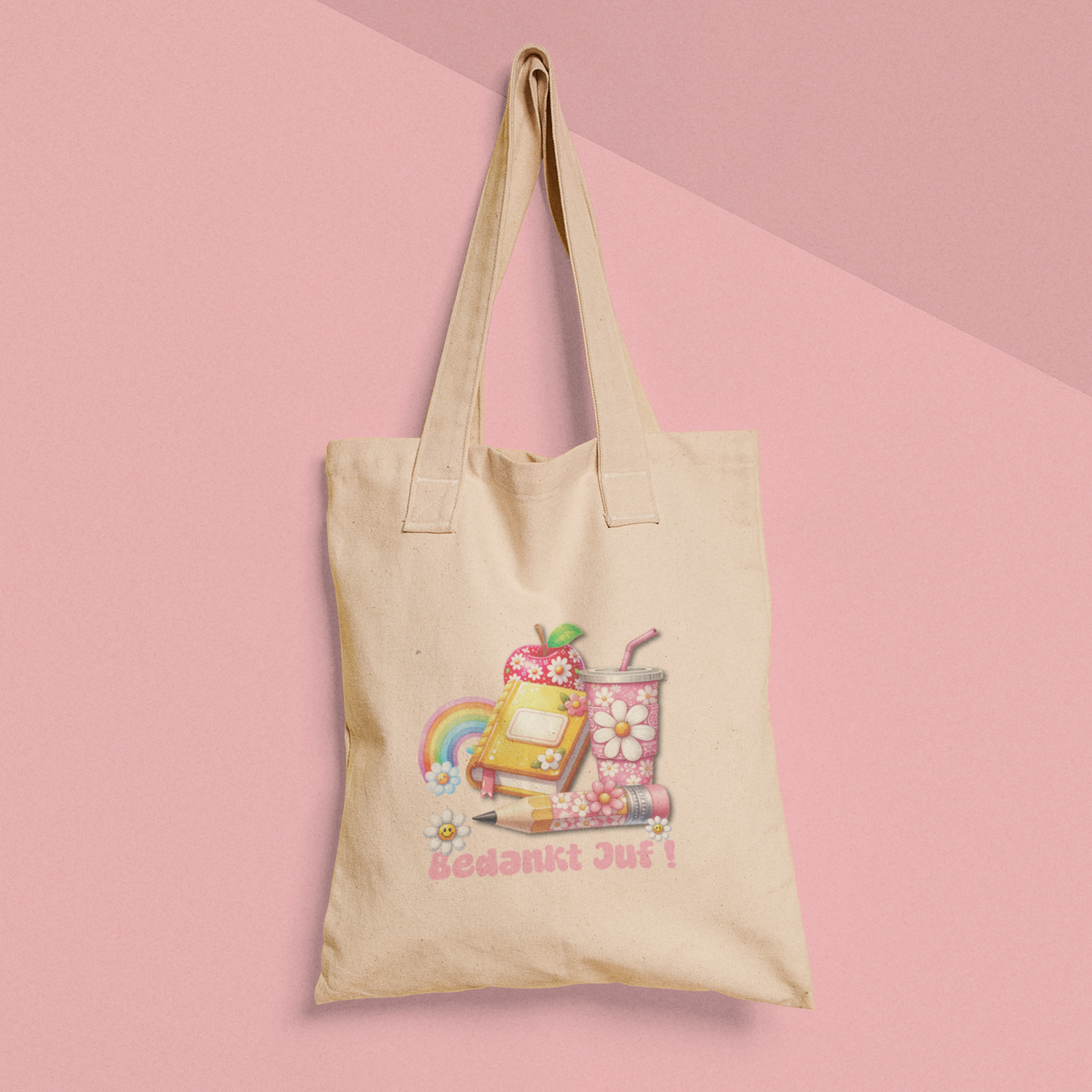 canvas totebag met tekst bedankt juf en illustratie van potlood,beker,boek,appel met bloemetjes en een regenboog