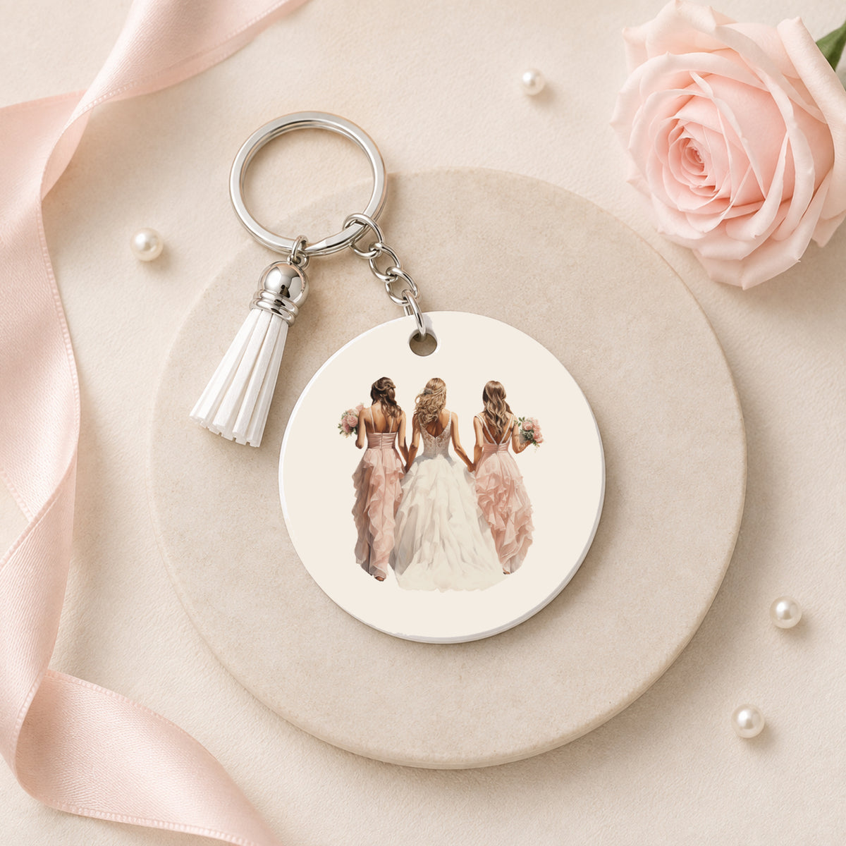 Sleutelhanger bruid en bruidsmeisjes met witte kwast op beige ondergrond met roze roos en parels