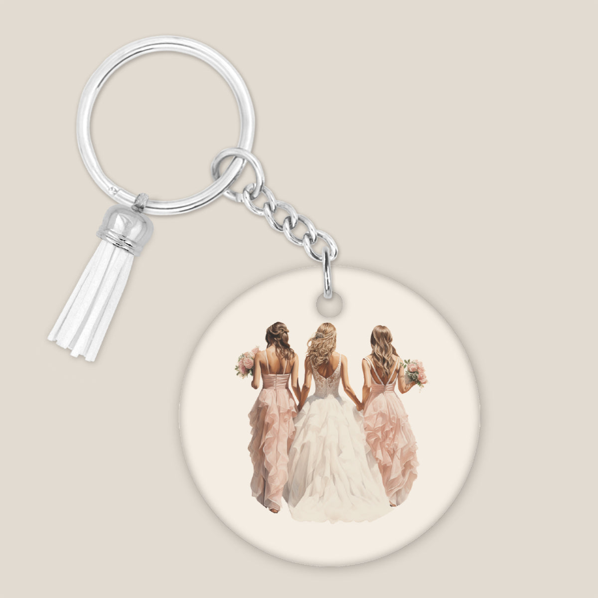 Ronde sleutelhanger met bruid en twee bruidsmeisjes, zilverkleurige sleutelring en witte kwast