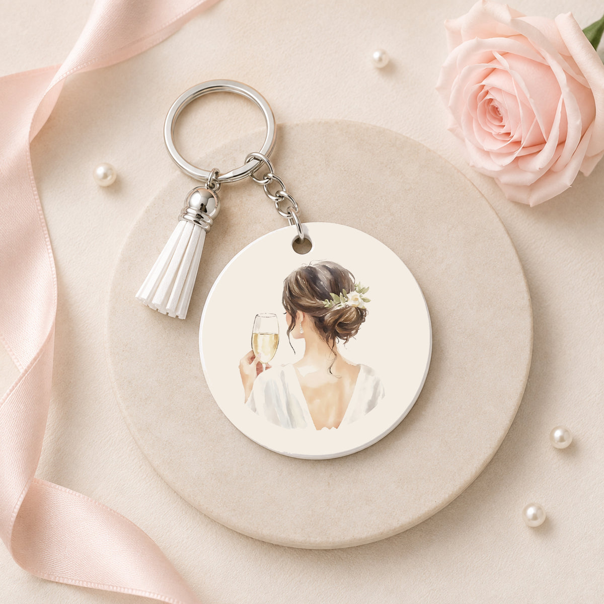 Bruid sleutelhanger met champagneglas, wit kwastje en zilverkleurige ring