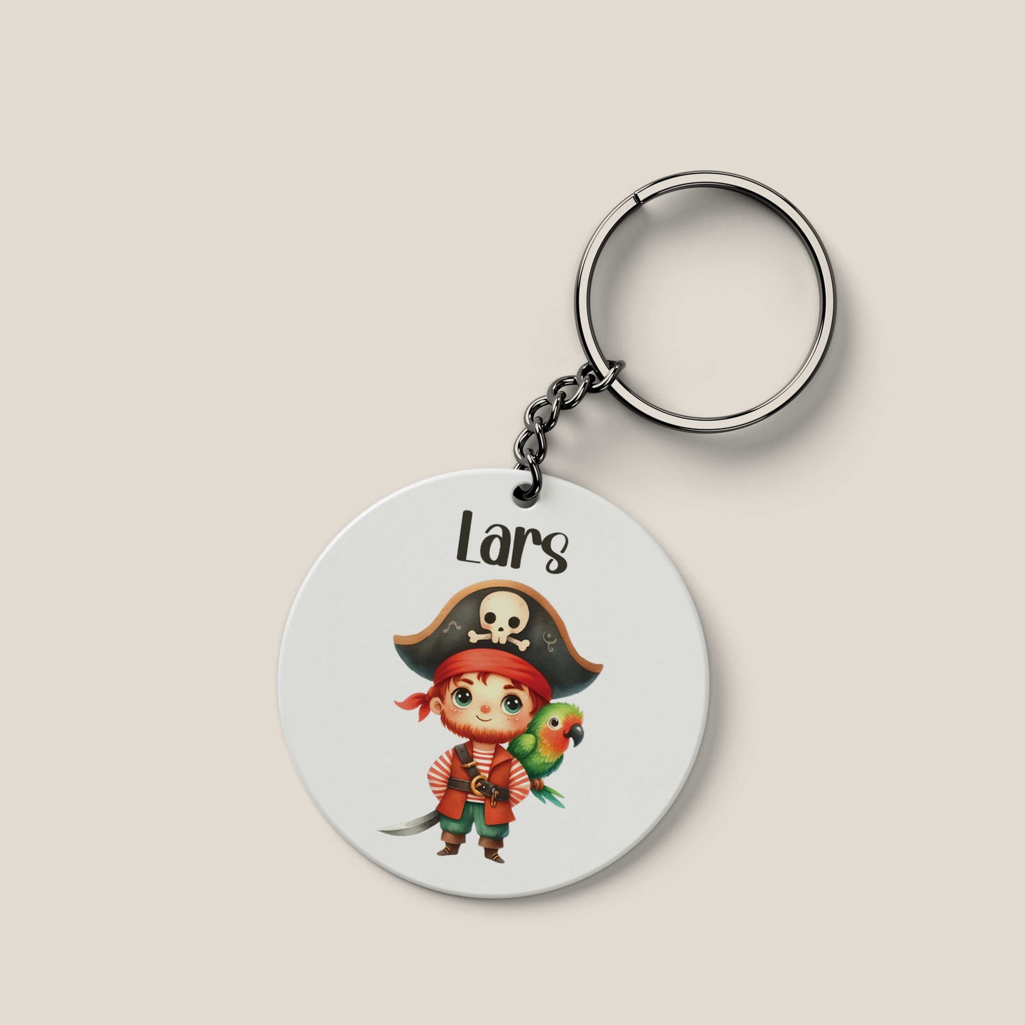 Productfoto van een ronde witte sleutelhanger met de naam Lars en een piraatje met een papegaai op een lichte achtergrond.