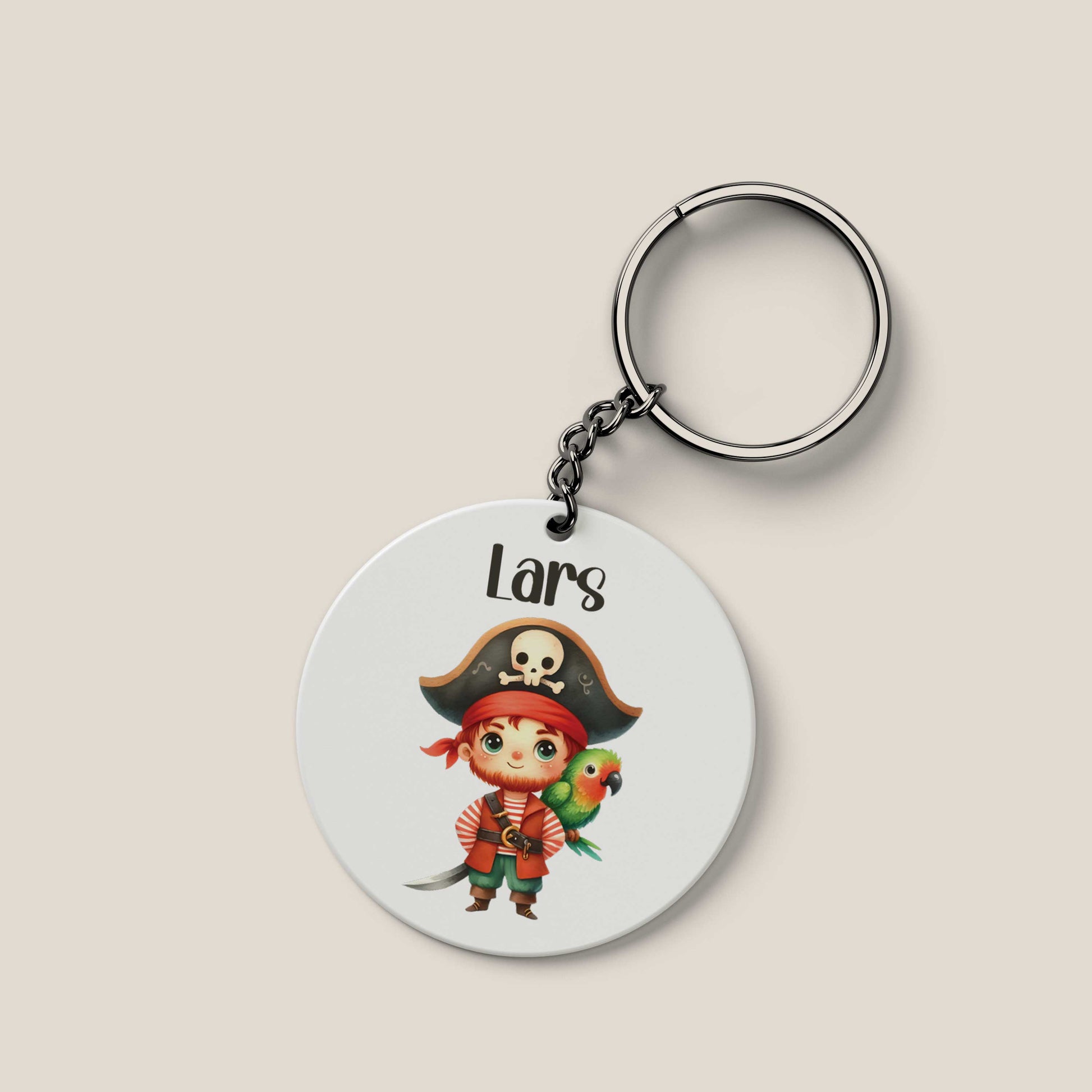 Productfoto van een ronde witte sleutelhanger met de naam Lars en een piraatje met een papegaai op een lichte achtergrond.