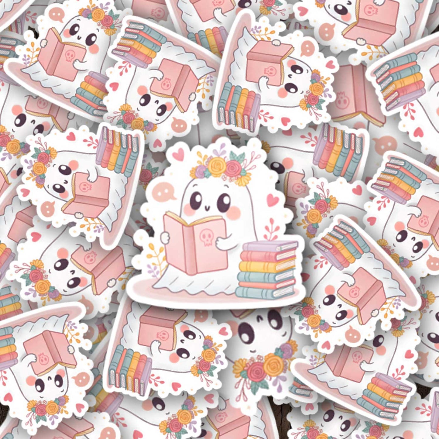 Illustratie van meerdere stickers met een schattig wit spookje dat een roze boek leest, bloemenkroon draagt en naast een stapel boeken zit.
