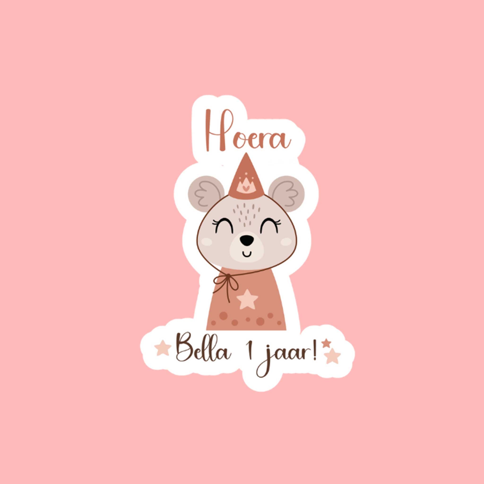 Enkele muis-sticker met tekst ‘Hoera Bella 1 jaar!’ tegen een roze achtergrond