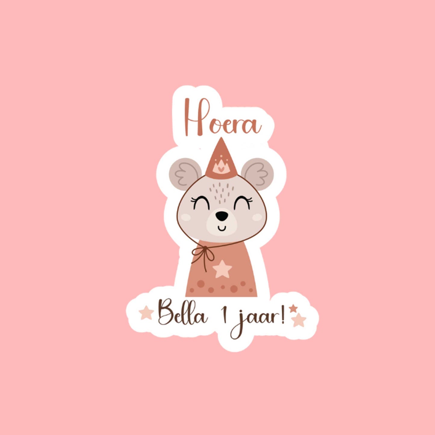 Enkele muis-sticker met tekst ‘Hoera Bella 1 jaar!’ tegen een roze achtergrond