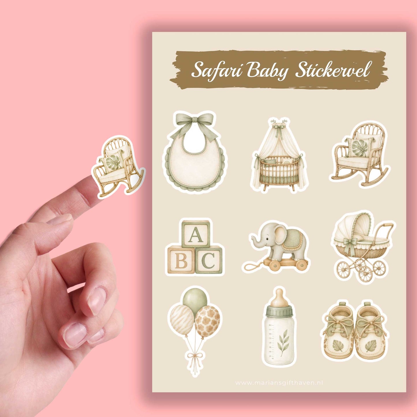 Close-up van een Safari Baby Stickervel A6 met neutrale babykamerillustraties naast een losse sticker van een rotan schommelstoel op een roze achtergrond.
