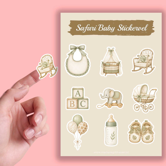 Close-up van een Safari Baby Stickervel A6 met neutrale babykamerillustraties naast een losse sticker van een rotan schommelstoel op een roze achtergrond.