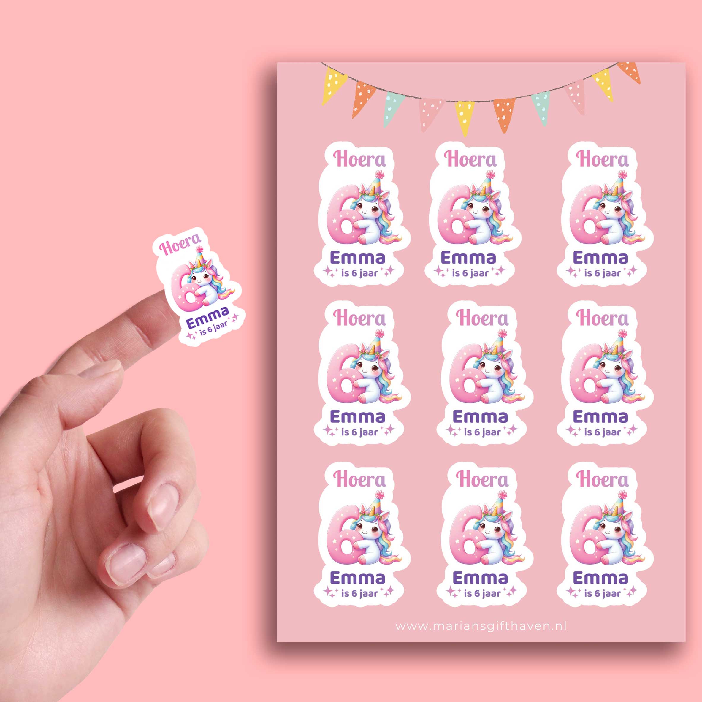 A5 stickervel met 9 unicorn stickers en de tekst ‘Hoera Emma is 6 jaar’, hand houdt één sticker vast