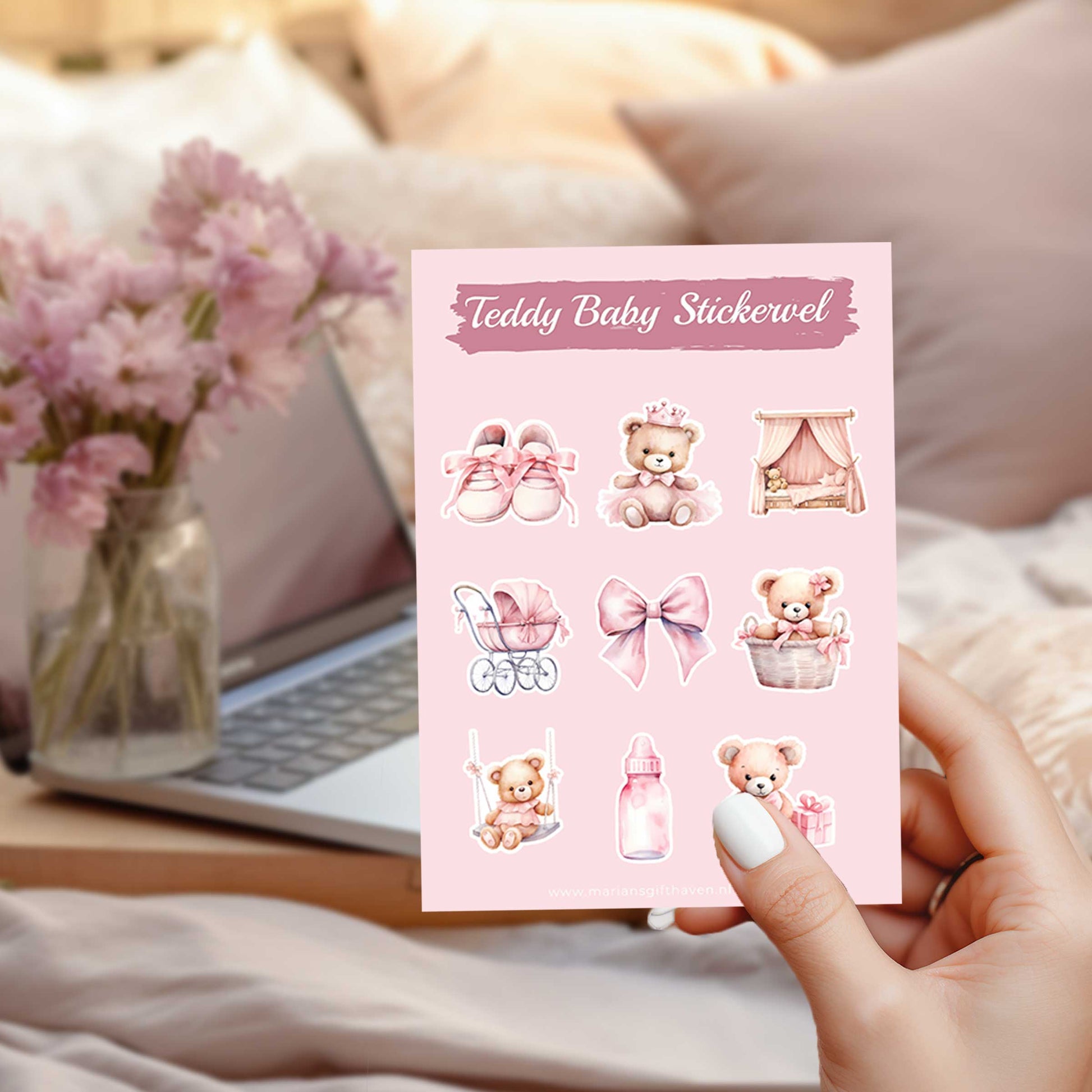 Teddy Baby stickervel A6 met roze teddyberen, babyschoentjes, kinderwagen, wiegje met hemel, roze strik en babyflesje, vastgehouden voor een laptop en roze bloemen.