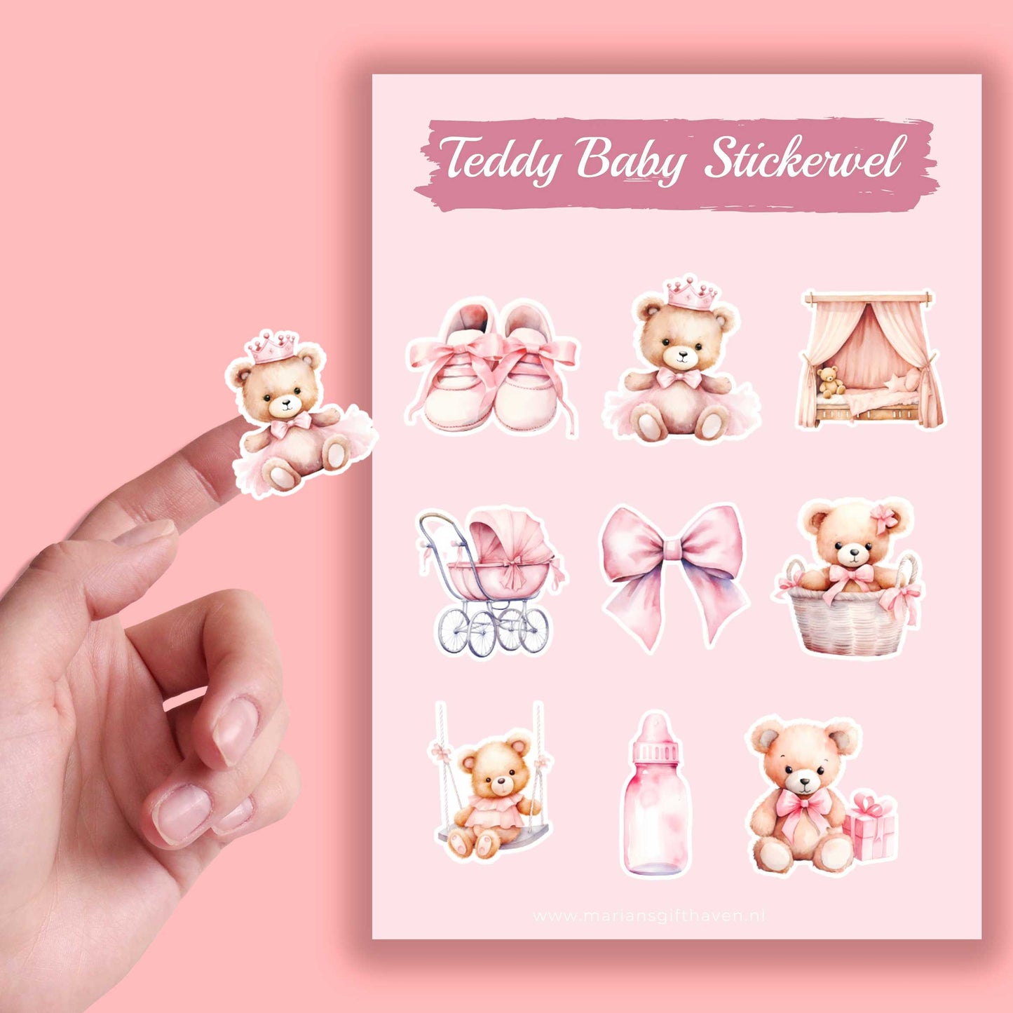 Close-up van een losse sticker van een teddybeer met kroontje naast een Teddy Baby stickervel met roze babyillustraties op een roze achtergrond.
