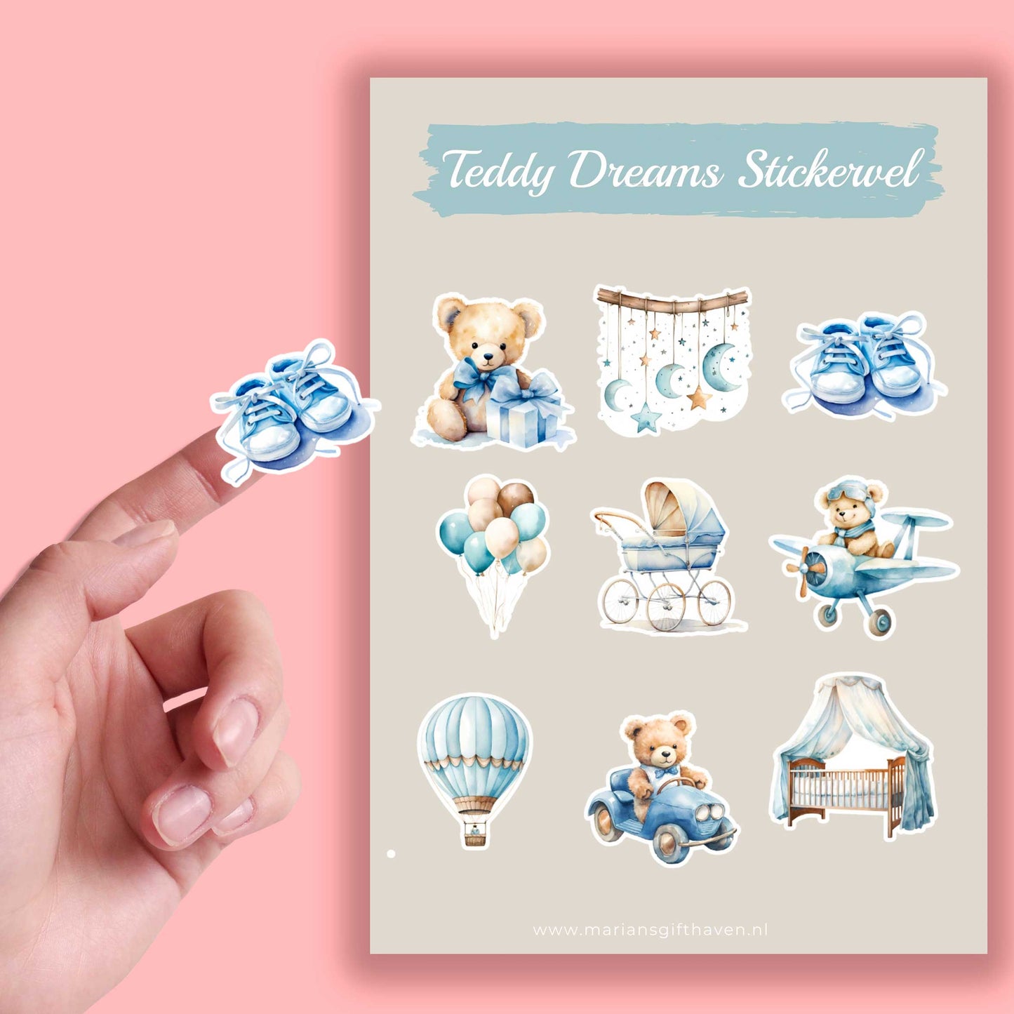 Close-up van een losse sticker met blauwe babyschoentjes naast een Teddy Dreams stickervel met teddyberen, kinderwagen, luchtballon en babykamerillustraties op een roze achtergrond.