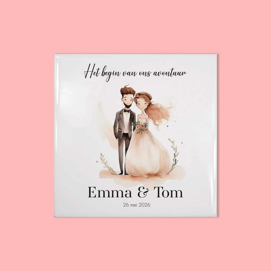 Tegeltje met namen, trouwdatum en bruidspaar illustratie in zachte tinten