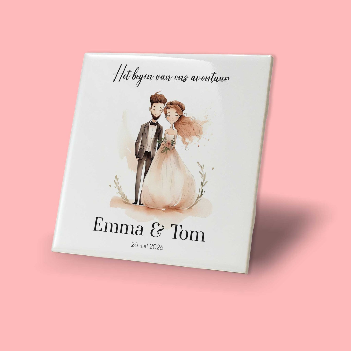 Gepersonaliseerd keramisch trouwtegeltje met illustratie van bruidspaar en tekst “Het begin van ons avontuur”