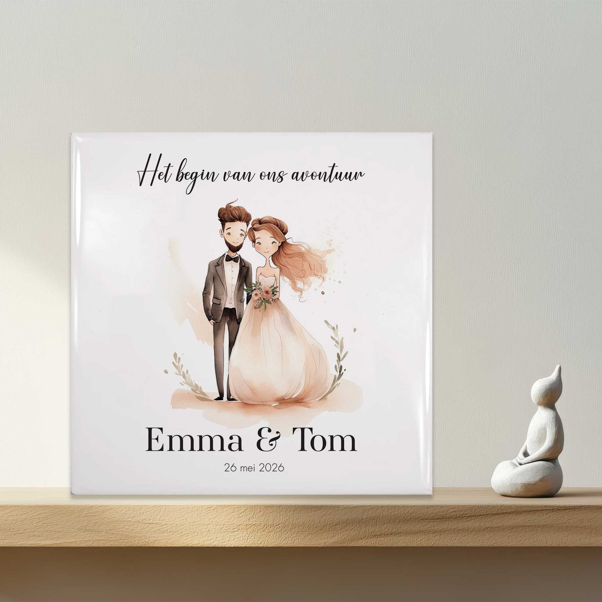 Keramisch huwelijkscadeau met romantische illustratie en persoonlijke opdruk - op plank