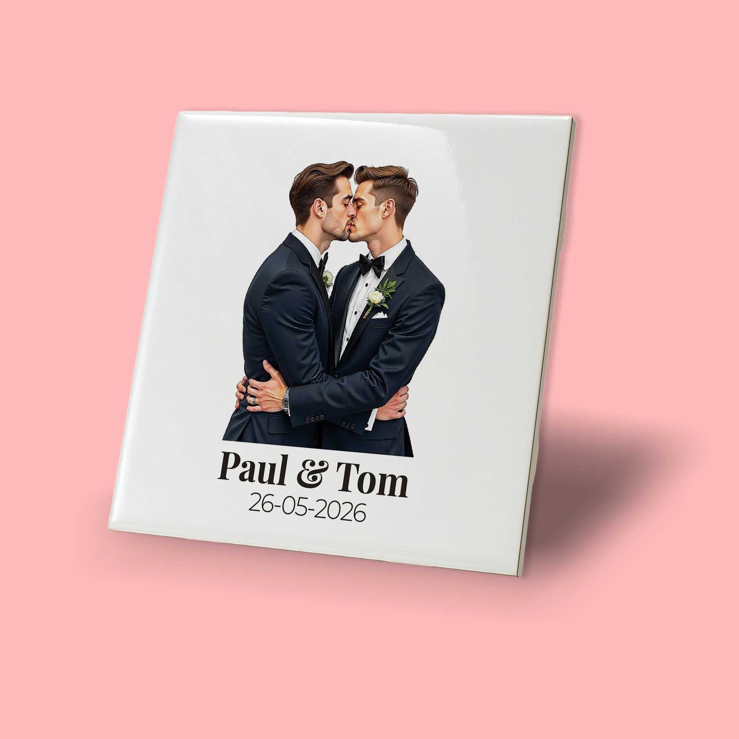 Gepersonaliseerd keramisch trouwtegeltje met mannen bruidspaar en trouwdatum