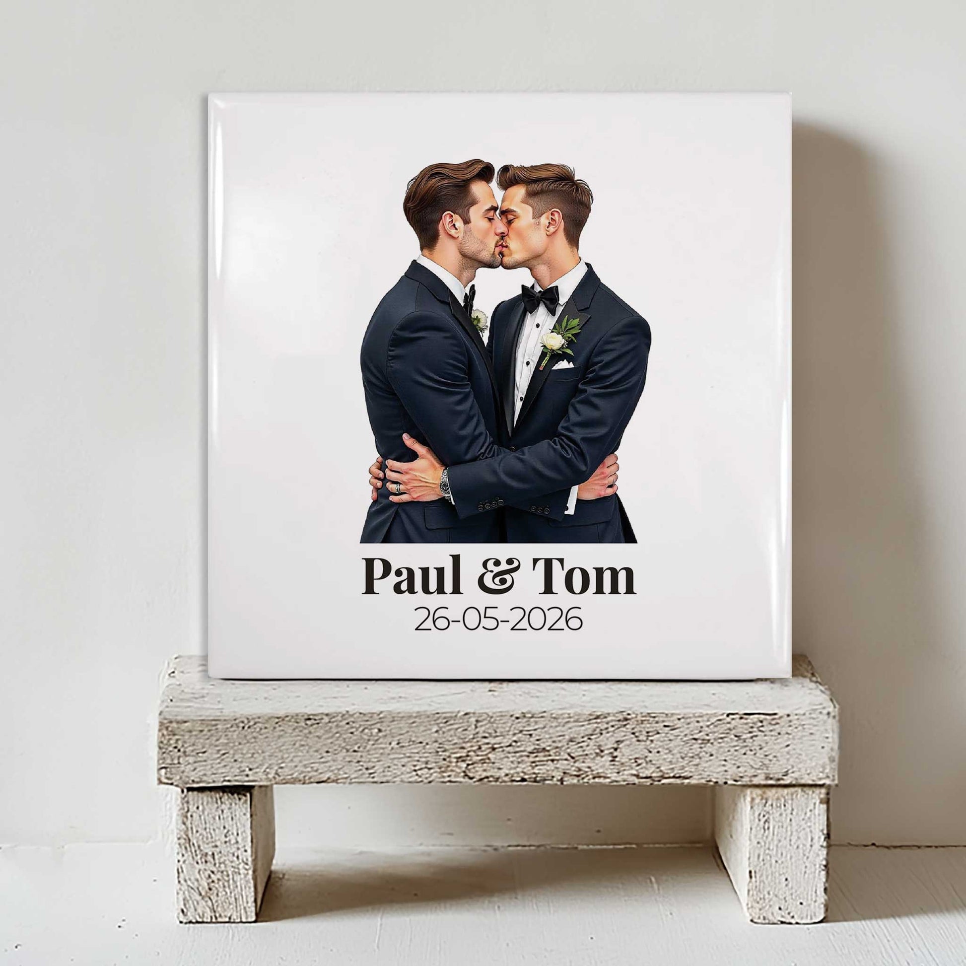 Trouwtegeltje met twee mannen en datum - gepersonaliseerd cadeau op plank