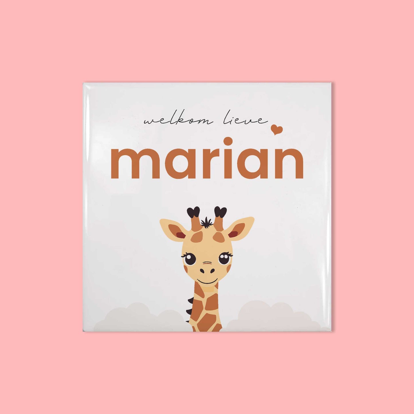 keramisch tegeltje met girafillustratie, tekst "welkom lieve" en de naam Marian in oranje letters, tegen een roze achtergrond.