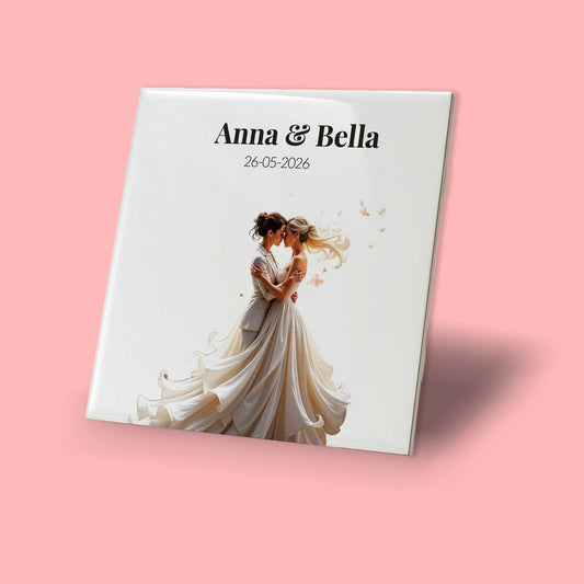 Gepersonaliseerd trouwtegeltje met namen en datum - lesbisch bruidspaar illustratie