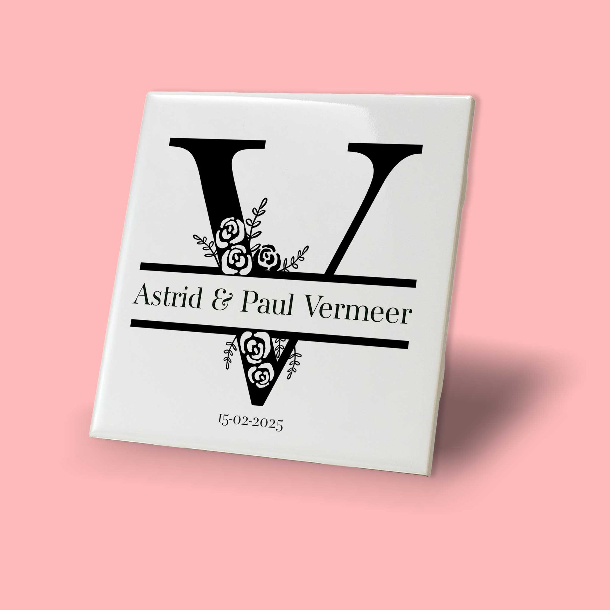 Trouwtegeltje met initialen, namen en datum - klassiek zwart-wit ontwerp