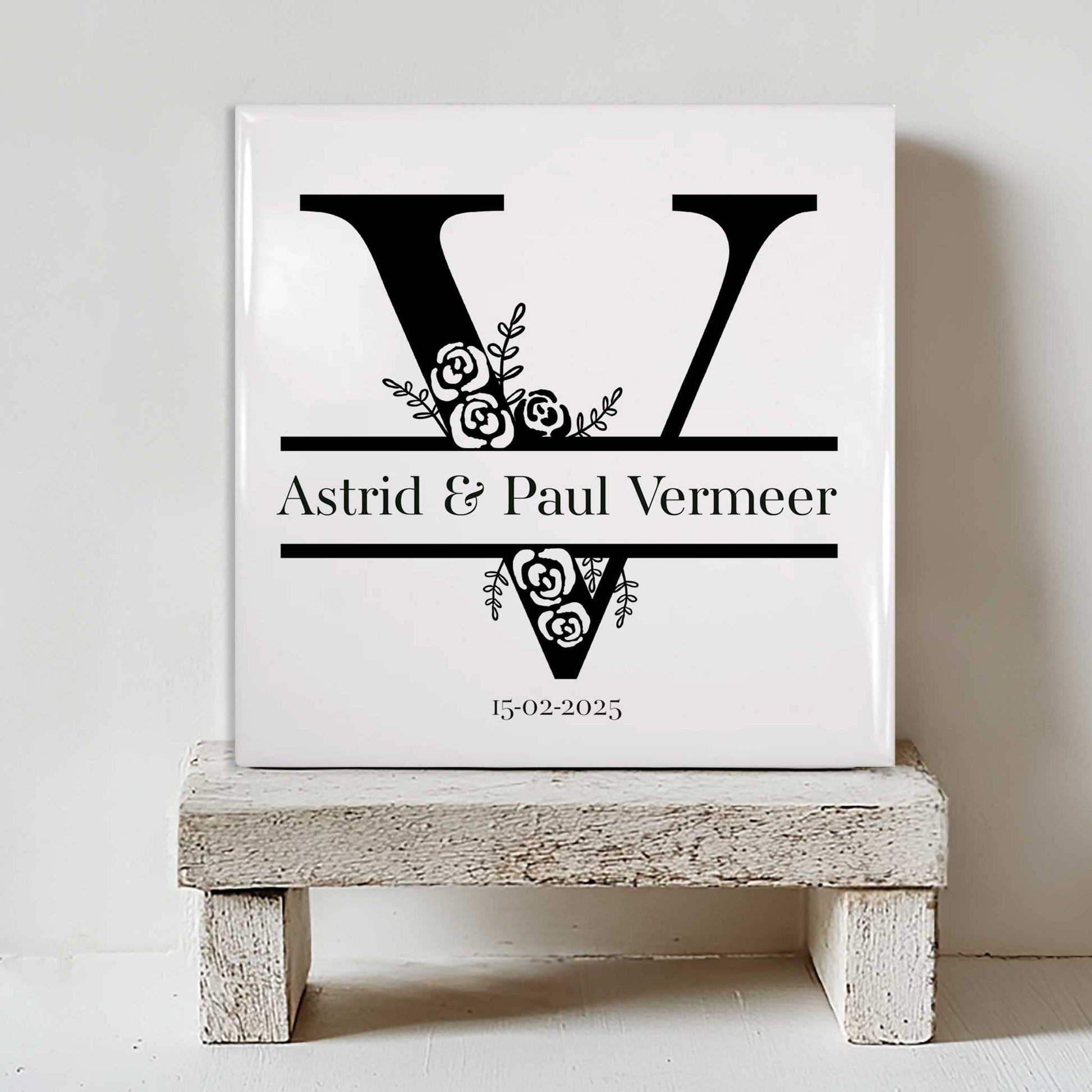 Keramiek tegeltje met monogram en bloemen - op houten plank gepresenteerd