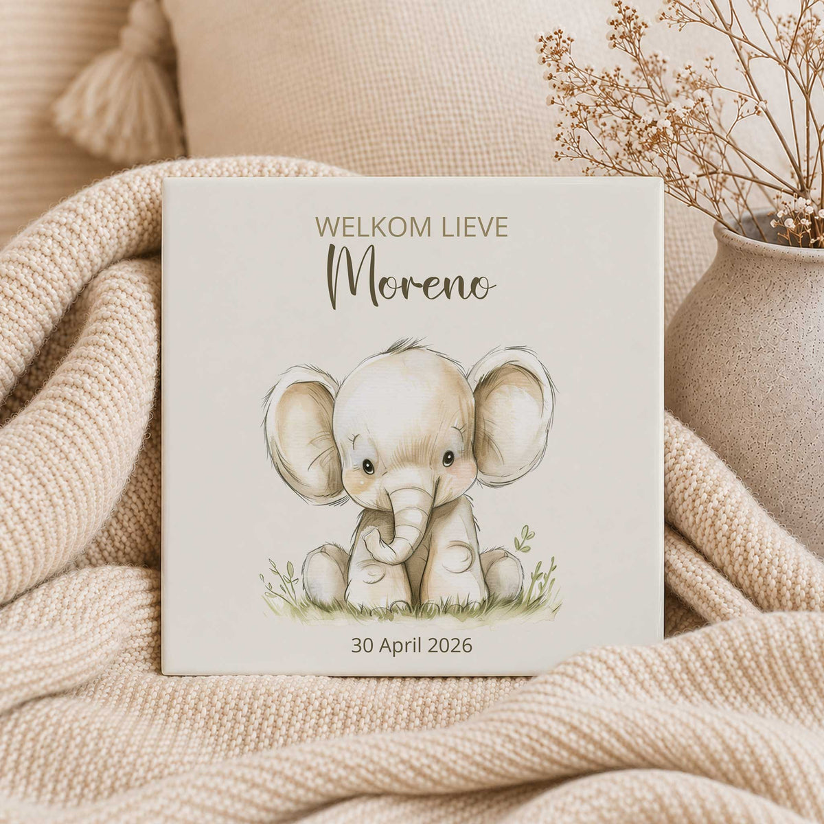 Gepersonaliseerd geboortetegeltje met olifantje, naam en geboortedatum in beige babykamer setting