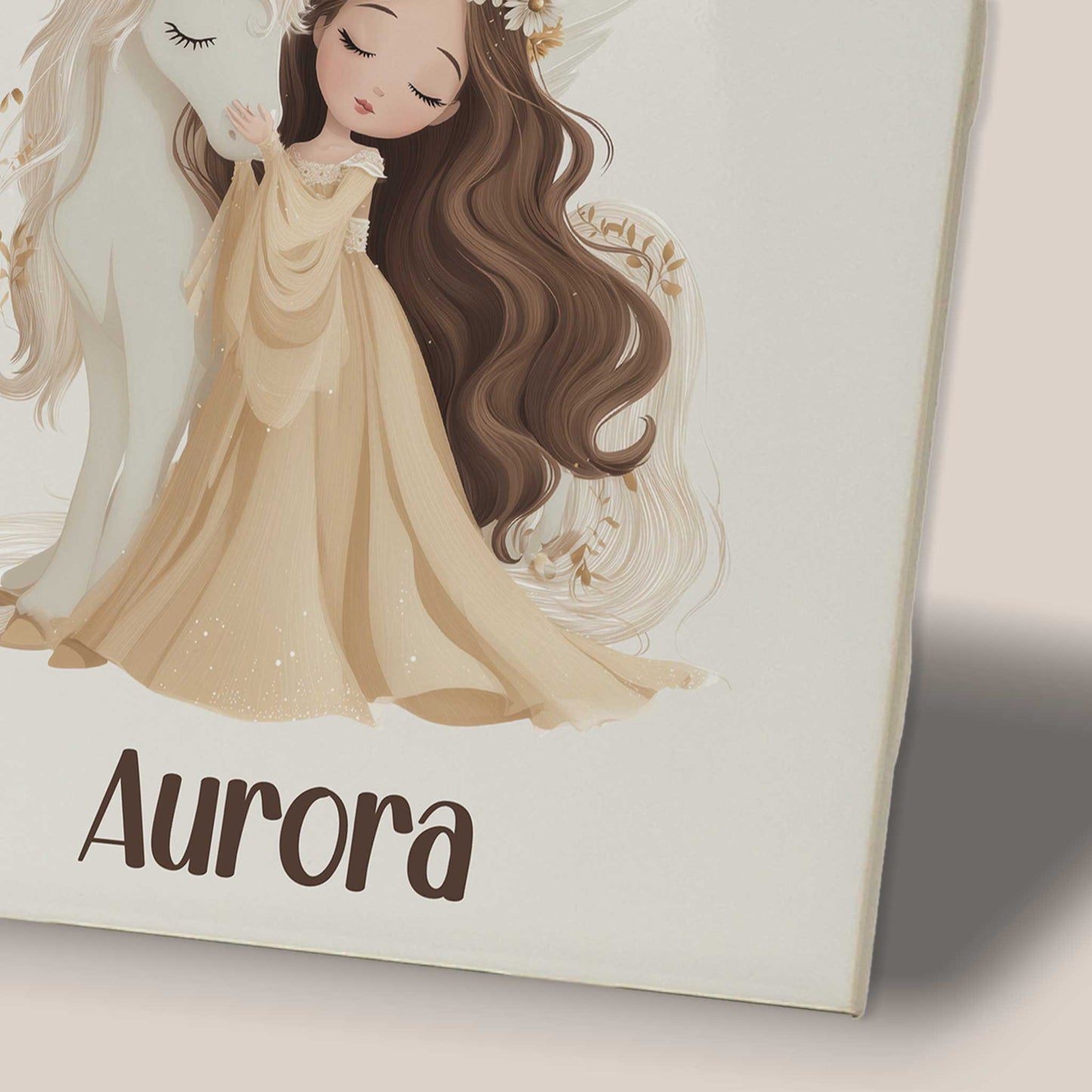 Close-up van een keramisch tegeltje met de beige jurk van de prinses, lang bruin haar en de naam Aurora onder de illustratie.