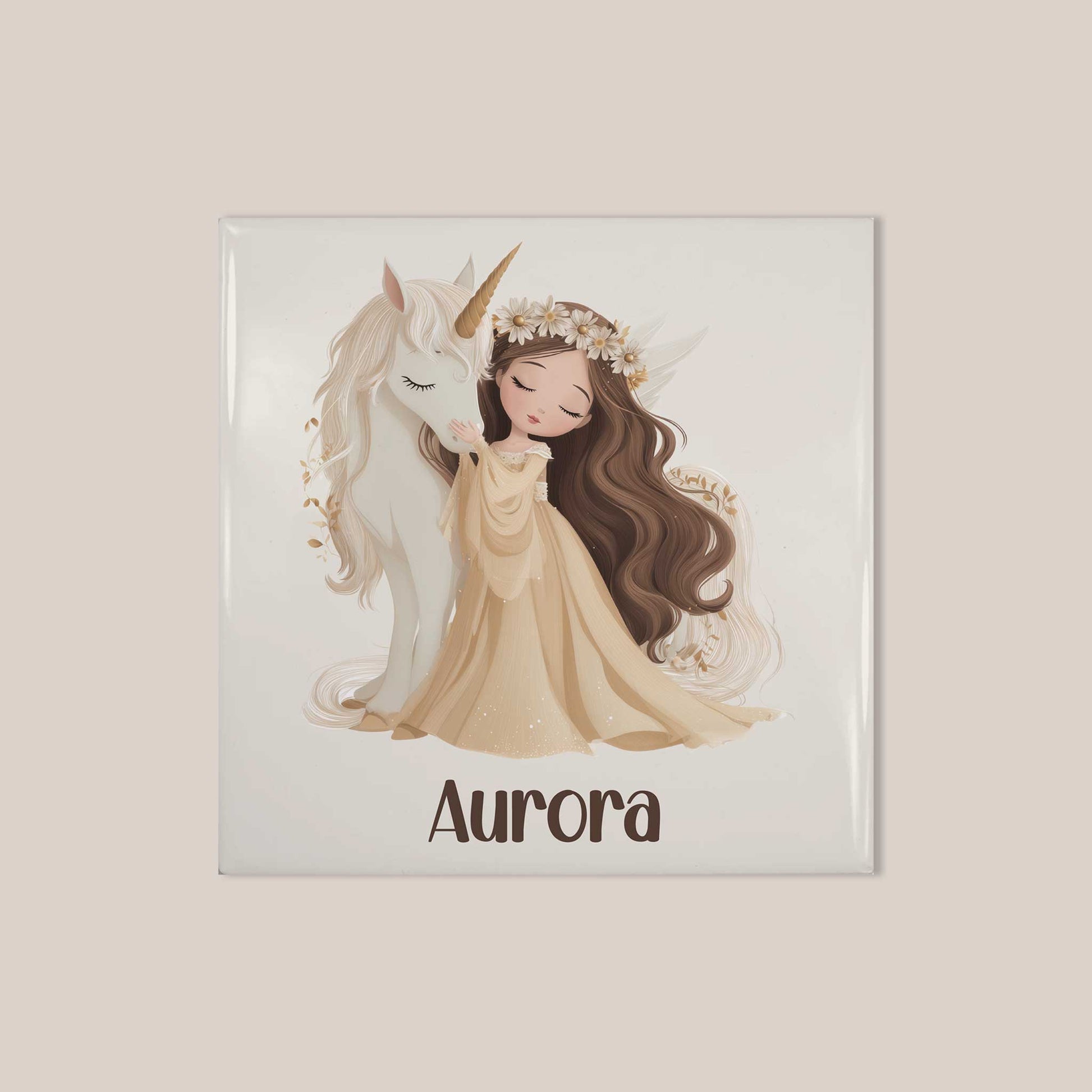 Keramisch tegeltje met een prinses in een beige jurk die een witte eenhoorn omhelst. Onder de illustratie staat de naam Aurora op een lichte achtergrond.