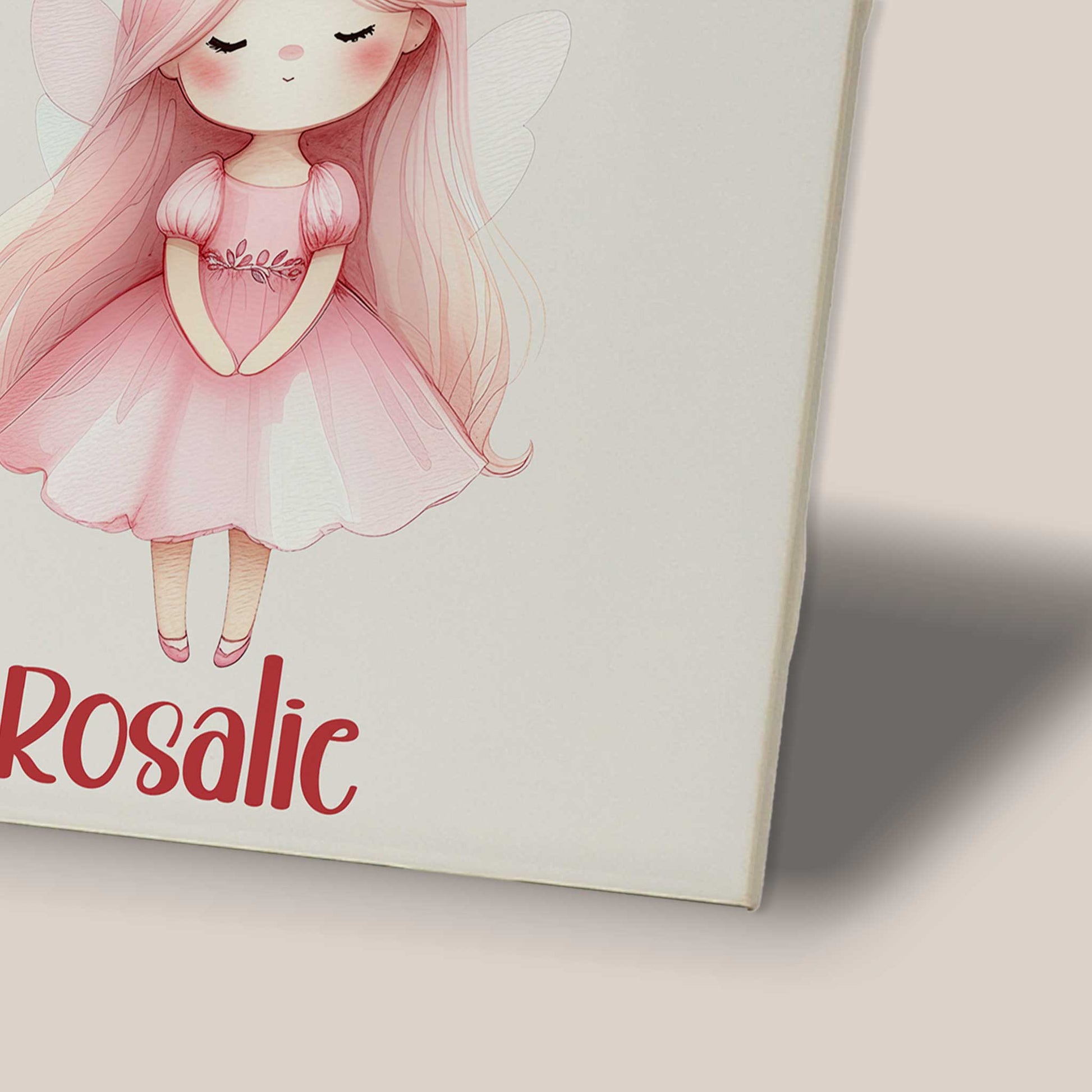 Close-up van een keramisch tegeltje met de roze jurk, lange roze haren en de naam Rosalie onder de illustratie.