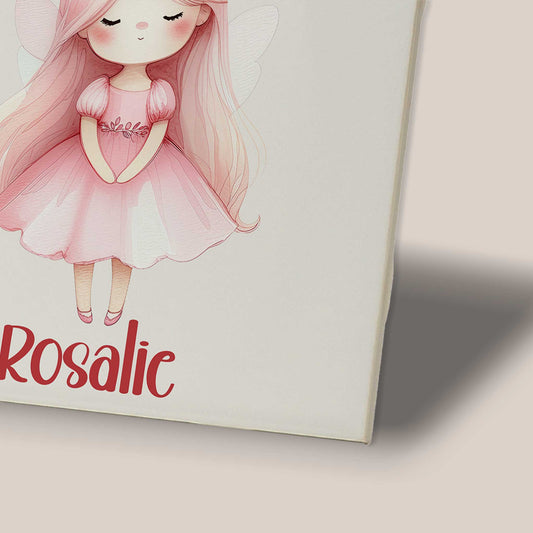 Close-up van een keramisch tegeltje met de roze jurk, lange roze haren en de naam Rosalie onder de illustratie.