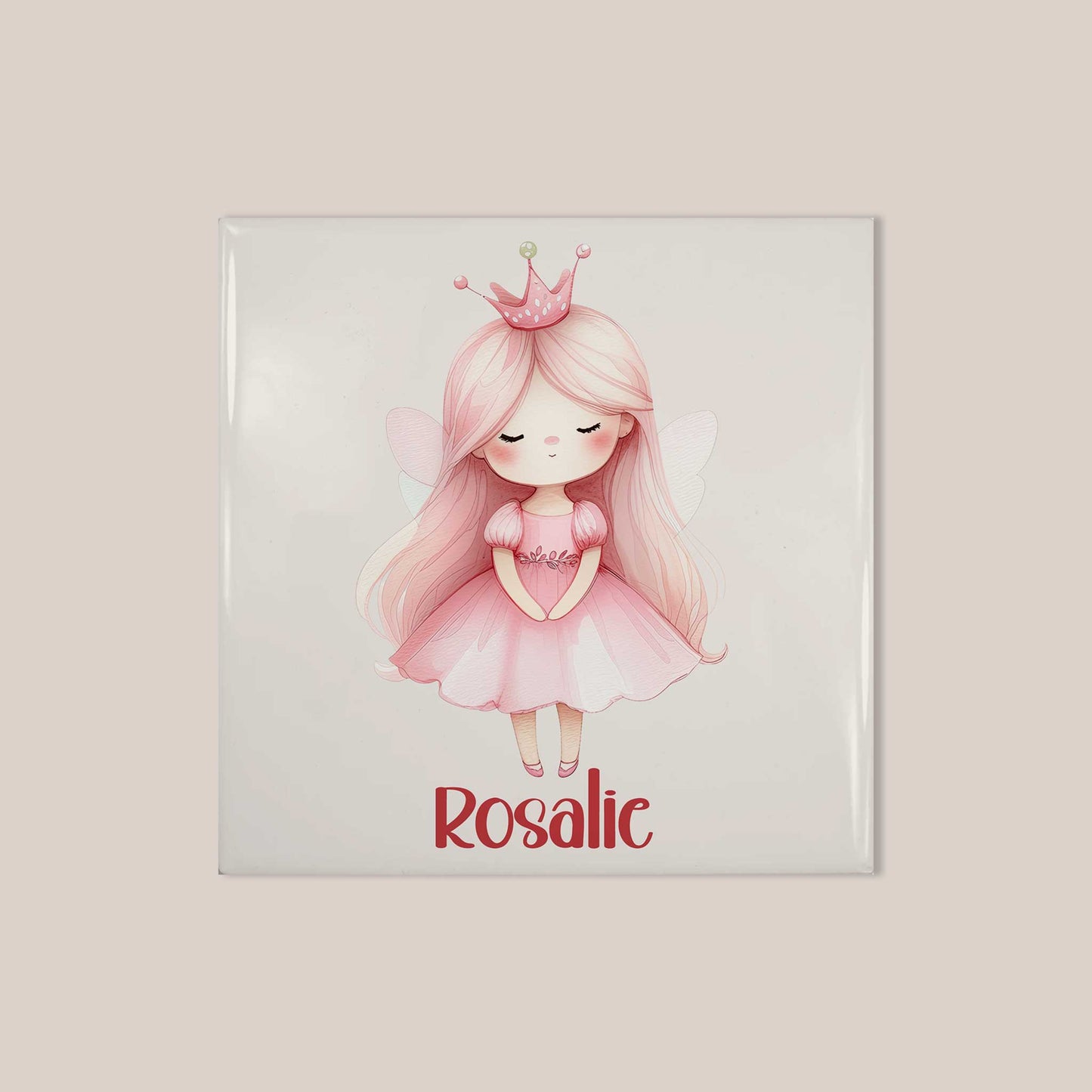 Keramisch tegeltje met een prinses met een roze kroontje, lange roze haren en kleine vleugeltjes. Onder de illustratie staat de naam Rosalie op een lichte achtergrond.