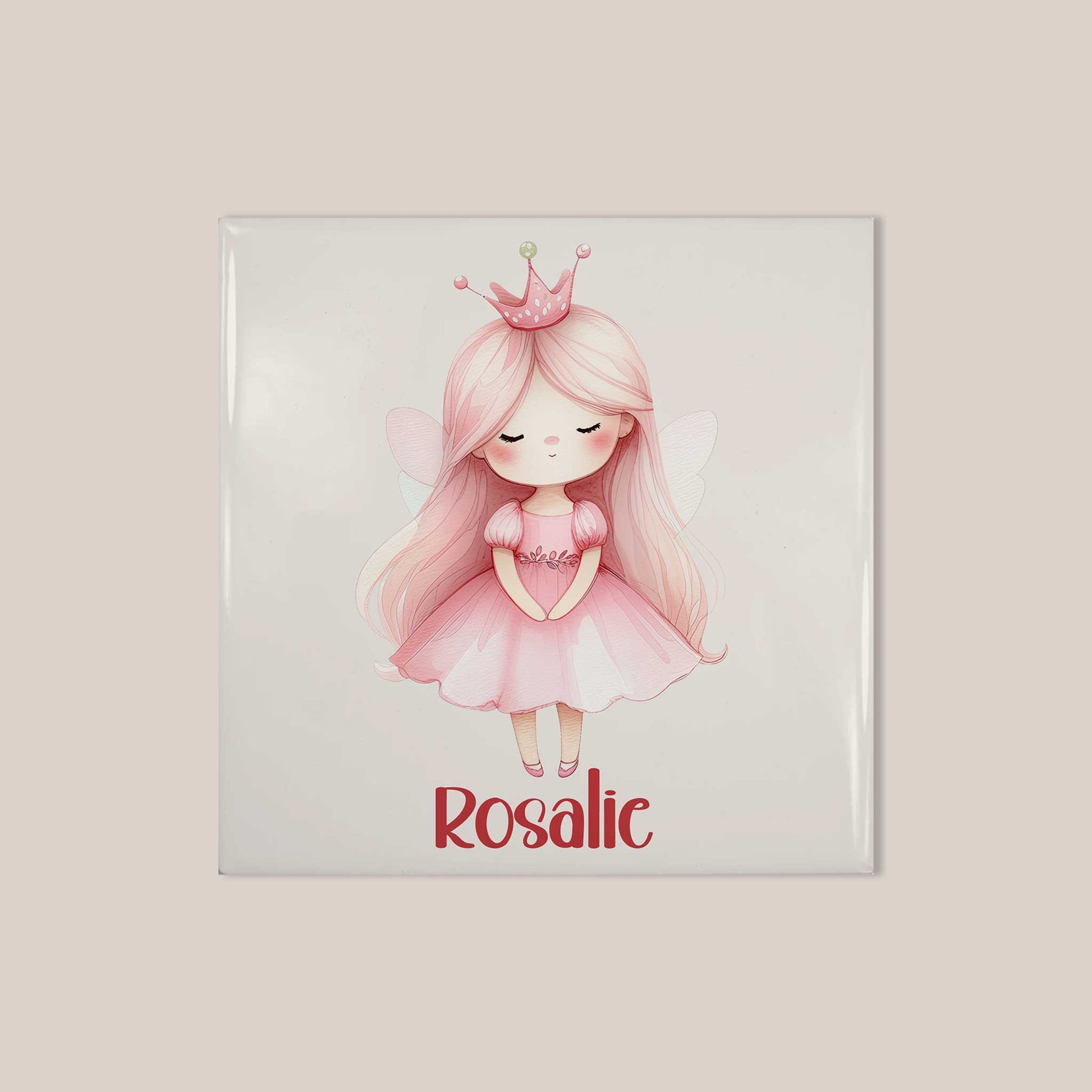 Keramisch tegeltje met een prinses met een roze kroontje, lange roze haren en kleine vleugeltjes. Onder de illustratie staat de naam Rosalie op een lichte achtergrond.