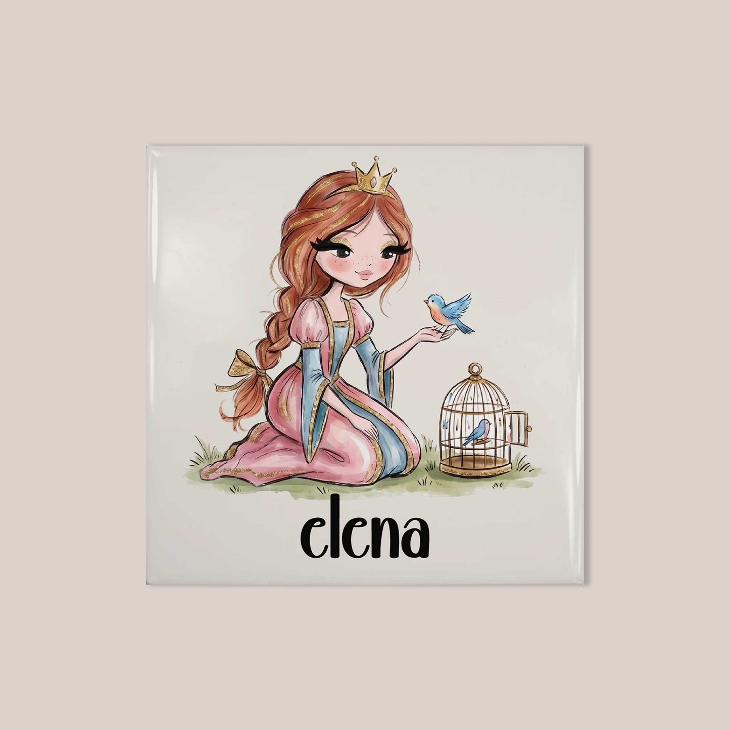 Keramisch tegeltje met een prinses in een roze jurk en gouden kroontje die een blauw vogeltje op haar hand heeft. Onder de illustratie staat de naam Elena op een lichte achtergrond.
