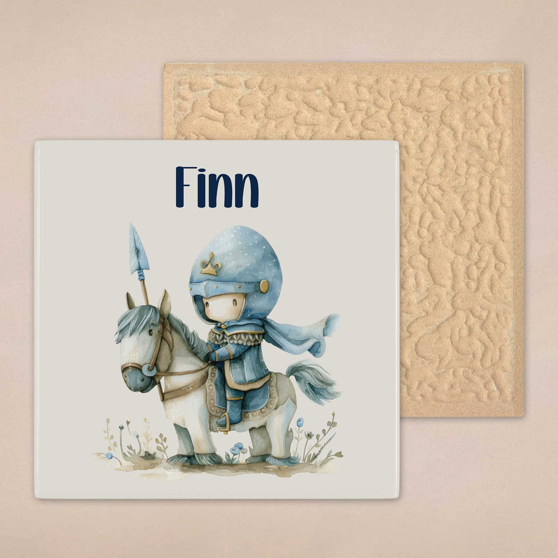 Keramieken tegeltje met de naam Finn en een illustratie van een kleine ridder op een wit paard, geplaatst voor de achterkant van het tegeltje.