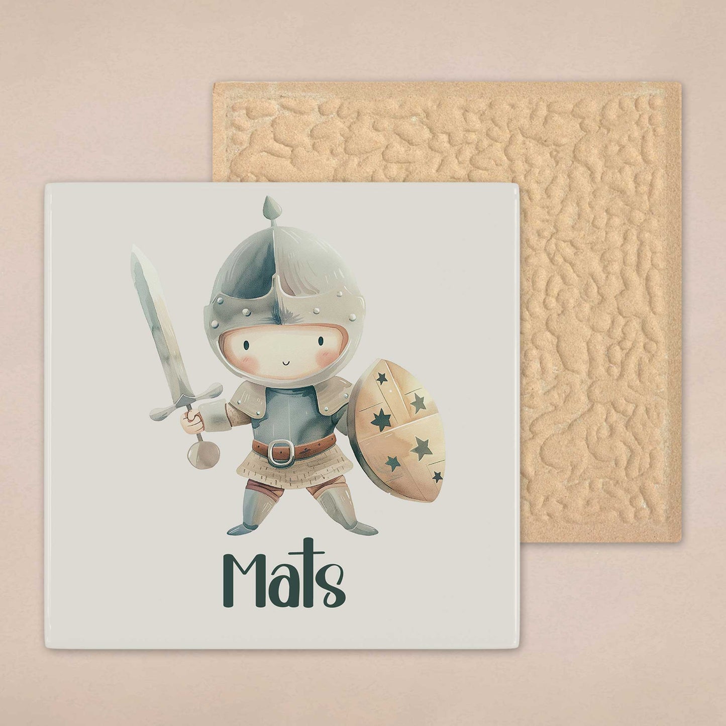 Voorkant van een keramisch tegeltje met een lieve ridder, schild en de naam Mats, naast de achterzijde van het tegeltje.