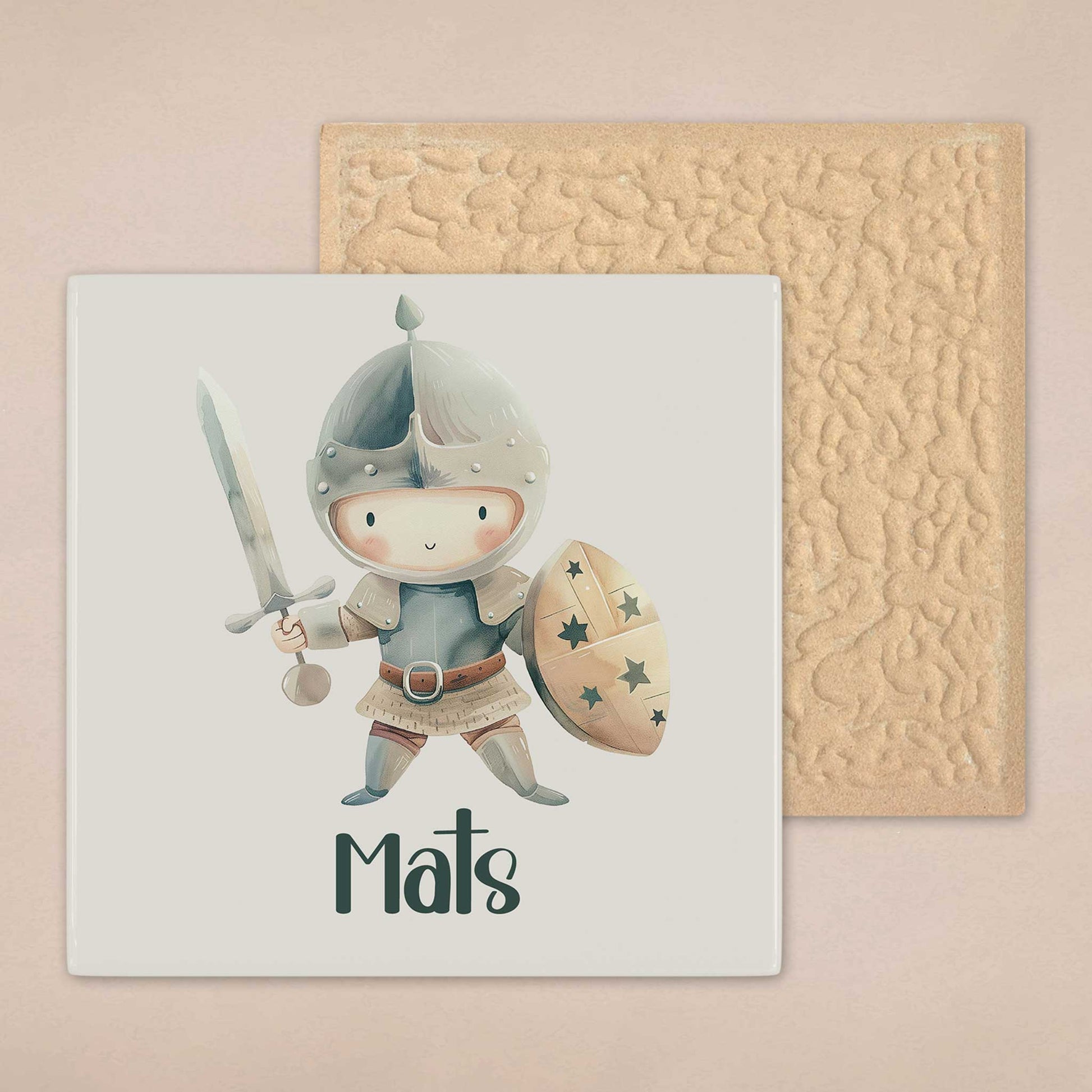 Voorkant van een keramisch tegeltje met een lieve ridder, schild en de naam Mats, naast de achterzijde van het tegeltje.