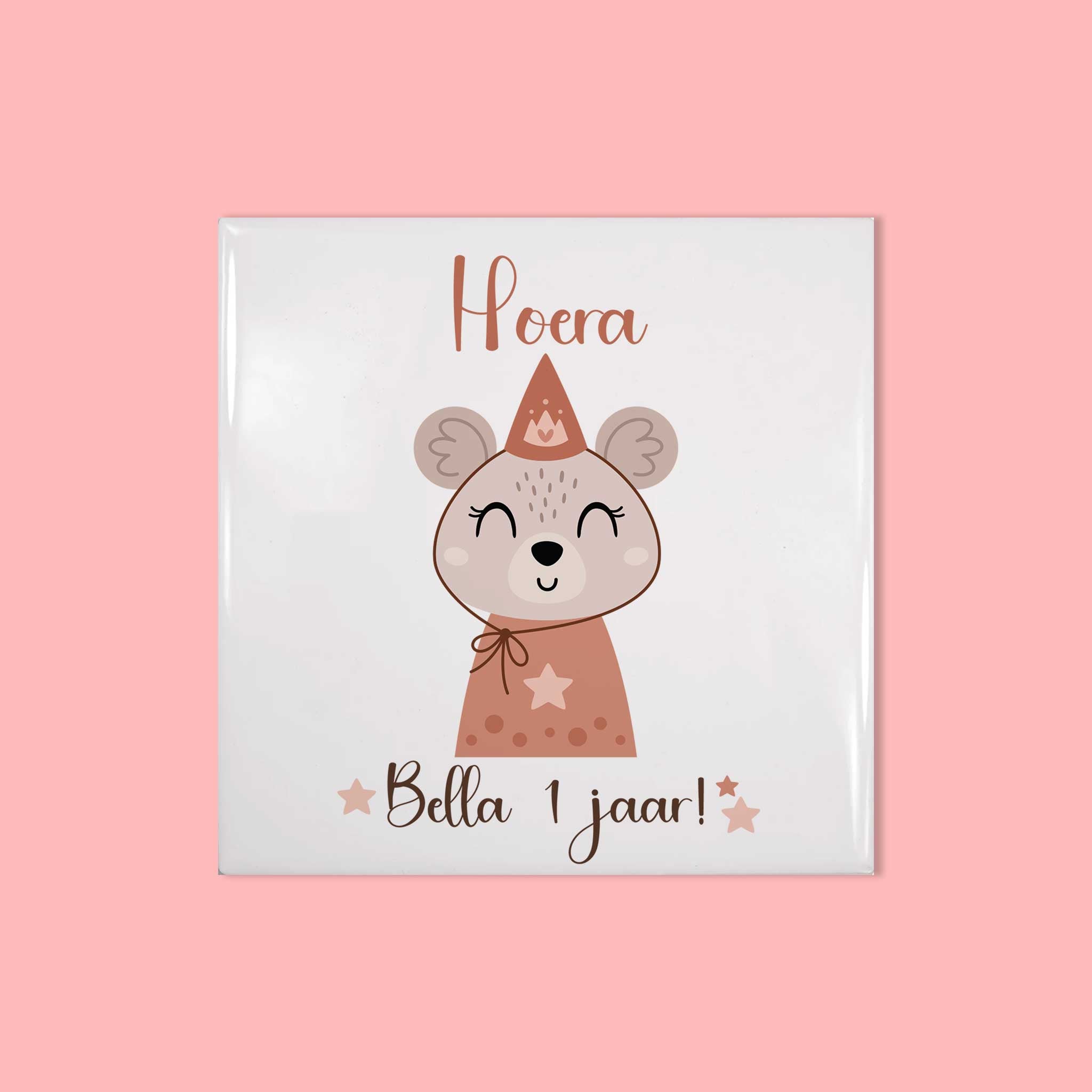 Keramisch tegeltje 15×15 cm met muis-illustratie en tekst ‘Hoera Bella 1 jaar!’ tegen een roze achtergrond