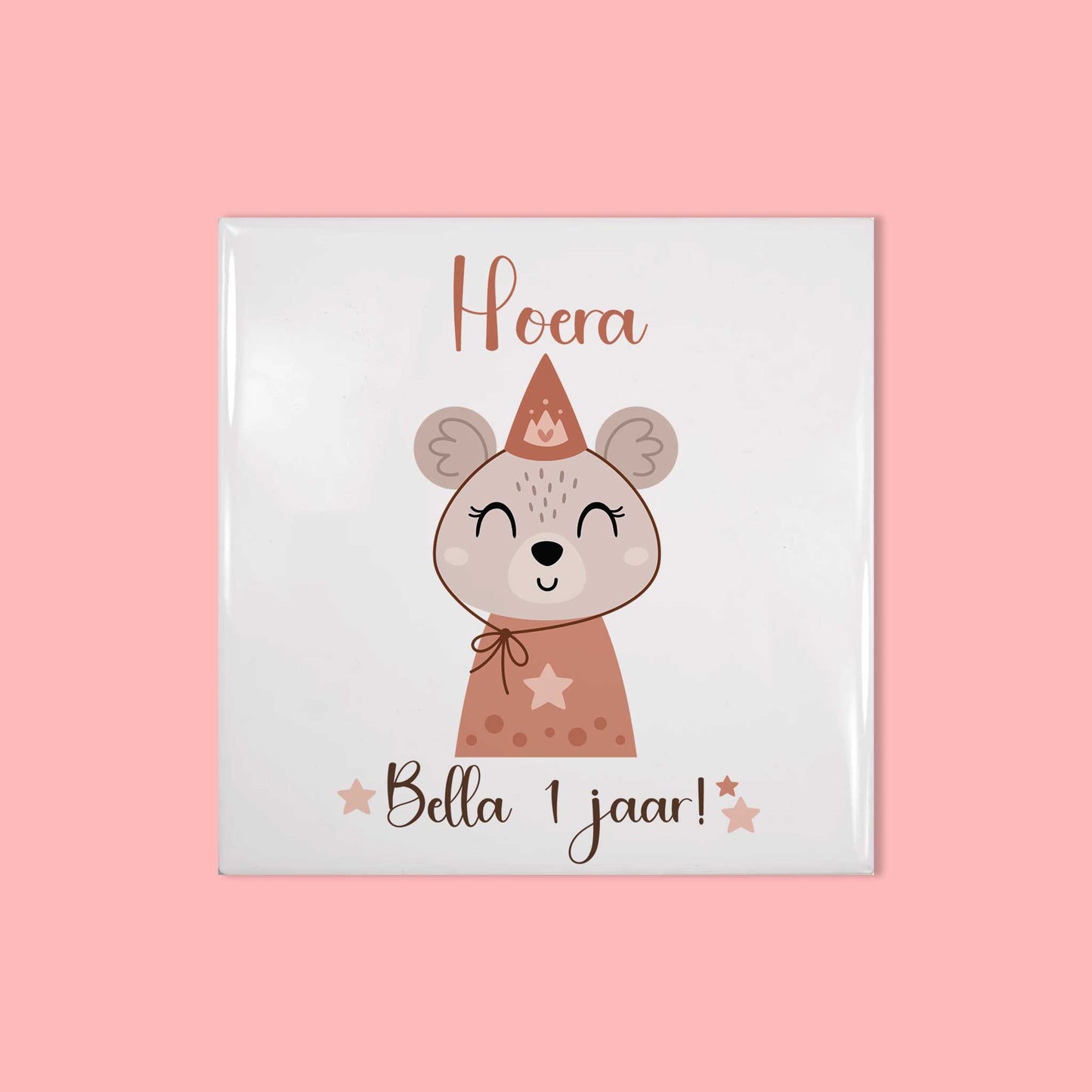 Keramisch tegeltje 15×15 cm met muis-illustratie en tekst ‘Hoera Bella 1 jaar!’ tegen een roze achtergrond