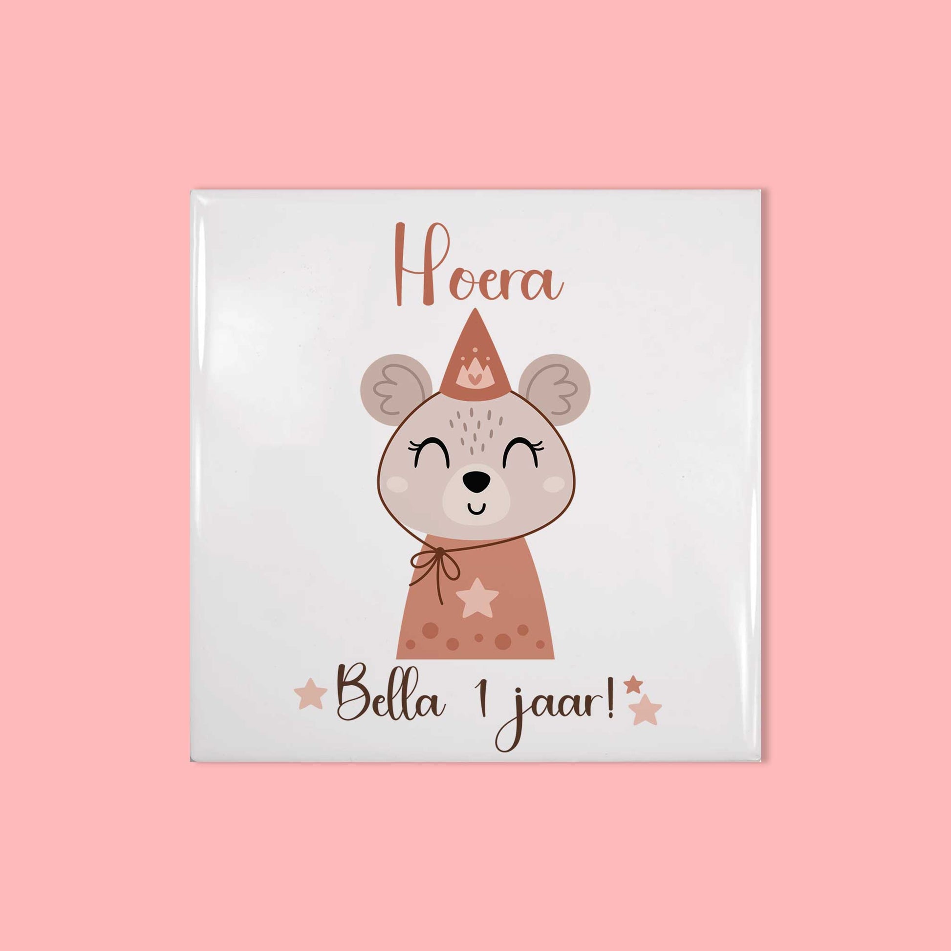 Keramisch tegeltje 15×15 cm met muis-illustratie en tekst ‘Hoera Bella 1 jaar!’ tegen een roze achtergrond