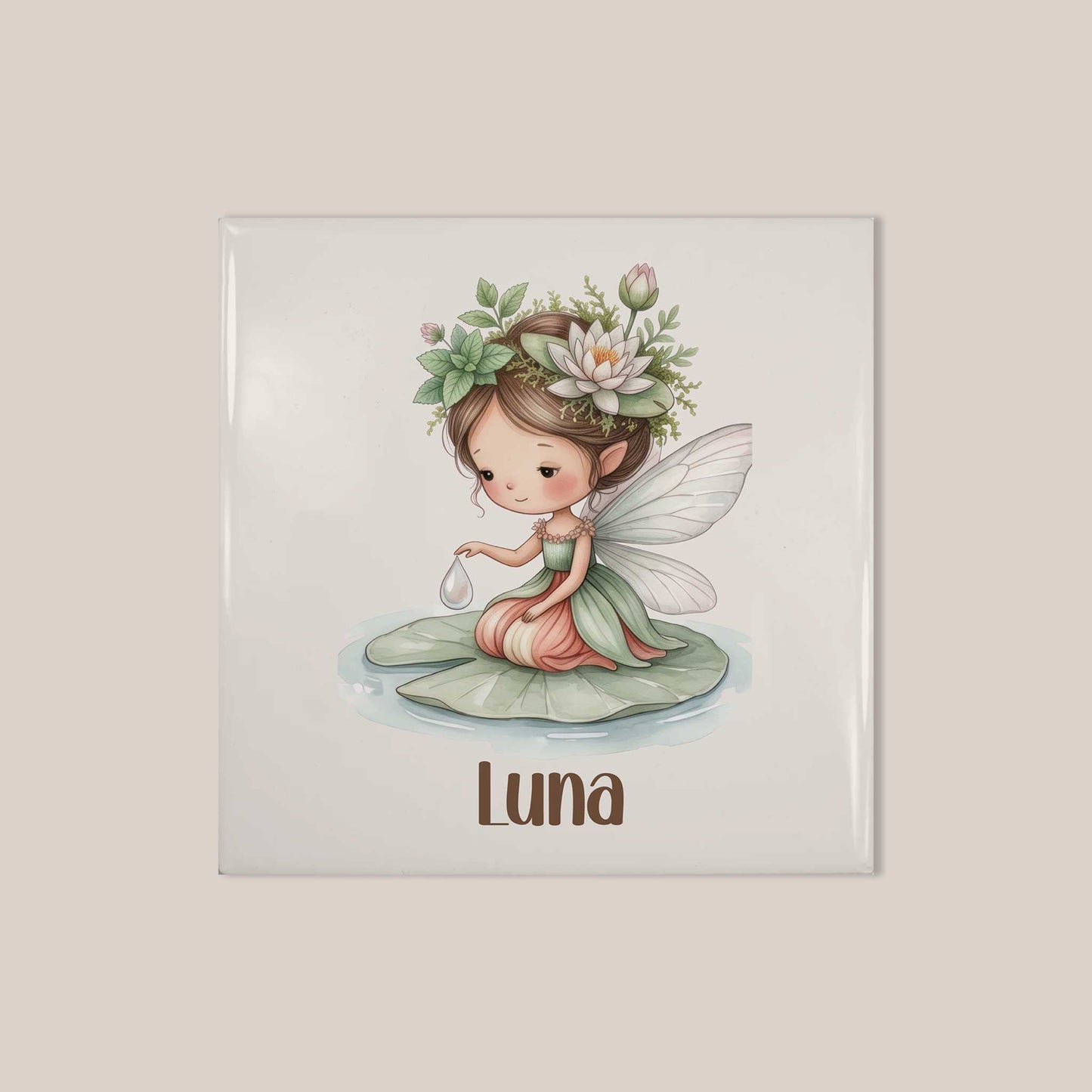 Vrijstaand keramisch tegeltje met naam Luna en een waterleliefee op een lichte beige achtergrond.