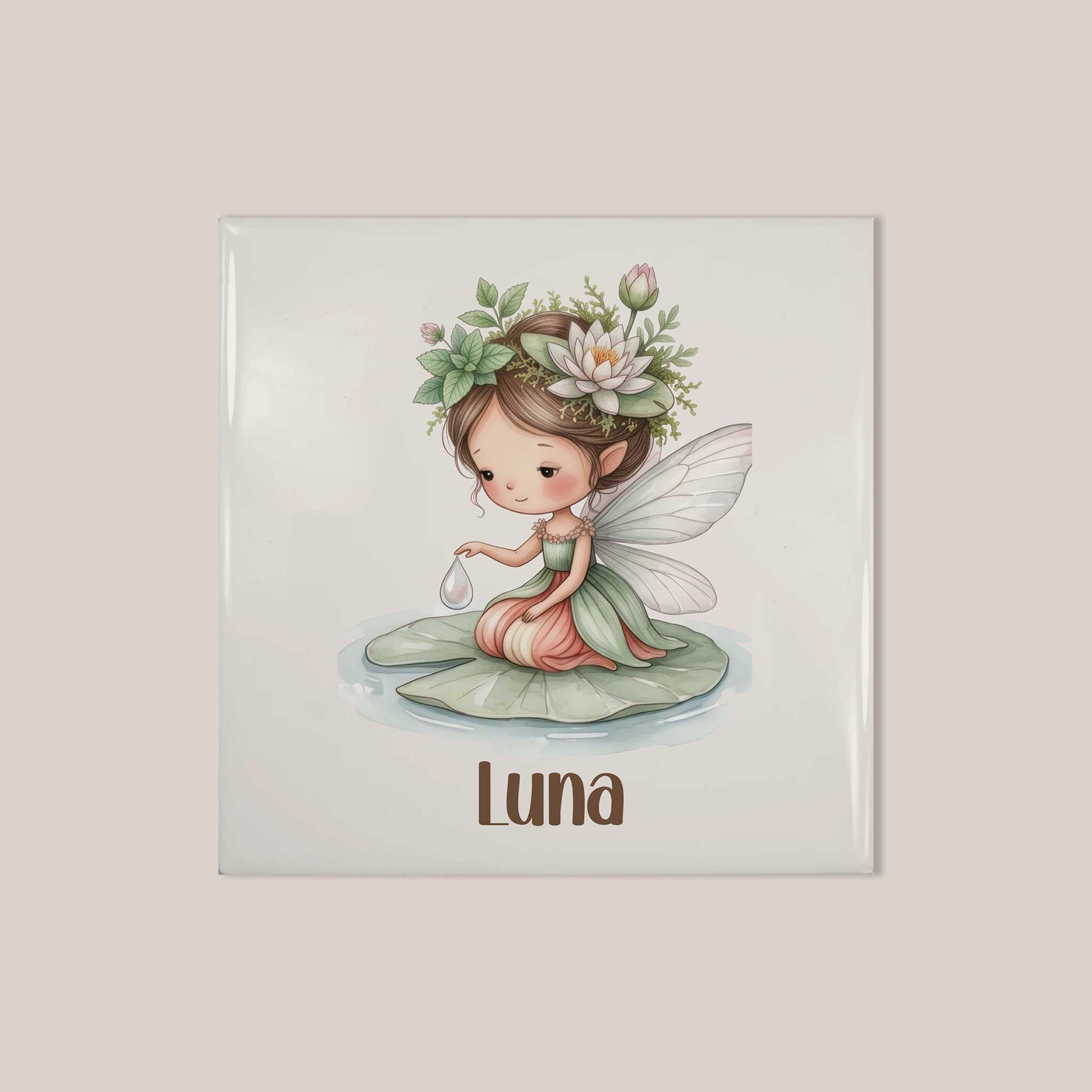 Vrijstaand keramisch tegeltje met naam Luna en een waterleliefee op een lichte beige achtergrond.