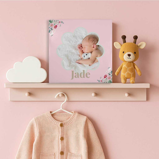 Babytegeltje met bloemvormig fotokader en naam Jade – roze achtergrond, decoratief op een plank